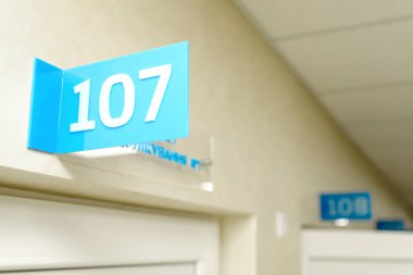 Yeni tıp bürosu. Hastane tuvaleti. Hijyenik ofis. Yatağı olan oda temiz ve steril. Hemşireler için tıbbi malzeme. Yüksek kalite