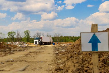 Çöp dezenfeksiyonu ve atık geri dönüşümü. Çöp ocağı. İmha et. Çevre koruma. Yüksek kalite