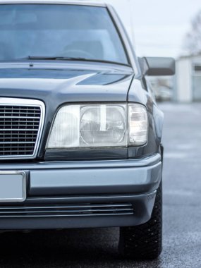 Ön arabanın farları. Otomatikler ve lensler. Araba lambası. Modern ve eski farlar. Farlardan iyi ışık geliyor. Yüksek kalite fotoğraf.