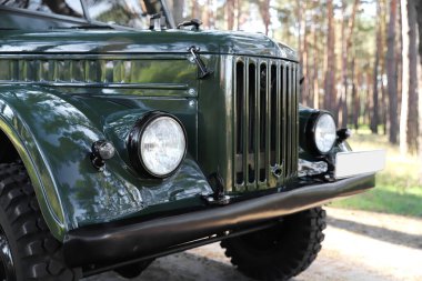 Ön arabanın farları. Otomatikler ve lensler. Araba lambası. Modern ve eski farlar. Farlardan iyi ışık geliyor. Yüksek kalite fotoğraf.