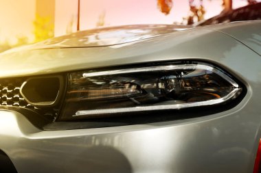 Ön arabanın farları. Otomatikler ve lensler. Araba lambası. Modern ve eski farlar. Farlardan iyi ışık geliyor. Yüksek kalite fotoğraf.