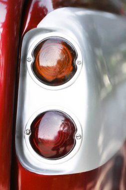 Ön arabanın farları. Otomatikler ve lensler. Araba lambası. Modern ve eski farlar. Farlardan iyi ışık geliyor. Yüksek kalite fotoğraf.