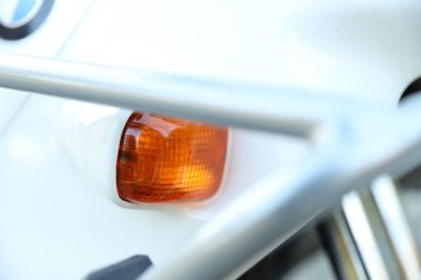 Ön arabanın farları. Otomatikler ve lensler. Araba lambası. Modern ve eski farlar. Farlardan iyi ışık geliyor. Yüksek kalite fotoğraf.