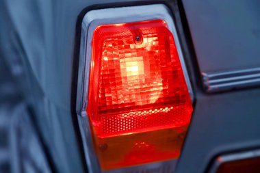 Ön arabanın farları. Otomatikler ve lensler. Araba lambası. Modern ve eski farlar. Farlardan iyi ışık geliyor. Yüksek kalite fotoğraf.