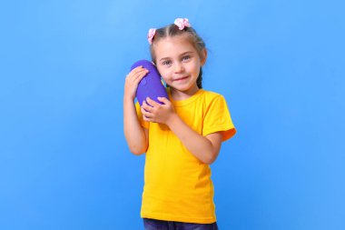 Süt mavisi geçmişi olan bir kız çocuğu. Yüksek kalite fotoğraf