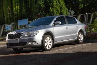 Sun City 'deki modern servis arabası. Özel şoför. Modern bina. Yüksek kalite fotoğraf