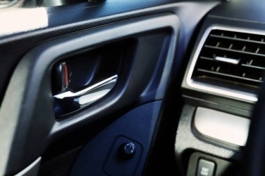 Modern bir arabanın siyah iç mekanı. Gösterge paneli. Lüks deri direksiyon. Otomatik kontroller. Arabanın kapıları içeride. Sandalyeler ve koltuklar. Araba koltuğu. Arka ve ön sıra. İç ve kapı süslemesi. Yüksek kalite