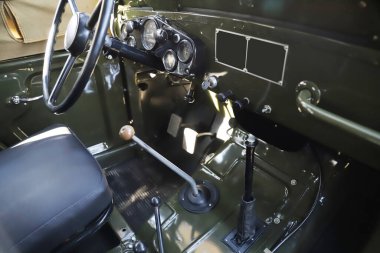 Eski araba iç mekanı. Eski gösterge panelleri. Lüks deri direksiyon. Otomatik kontroller.