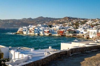 Gün batımında Mykonos 'ta küçük Venedik manzarası