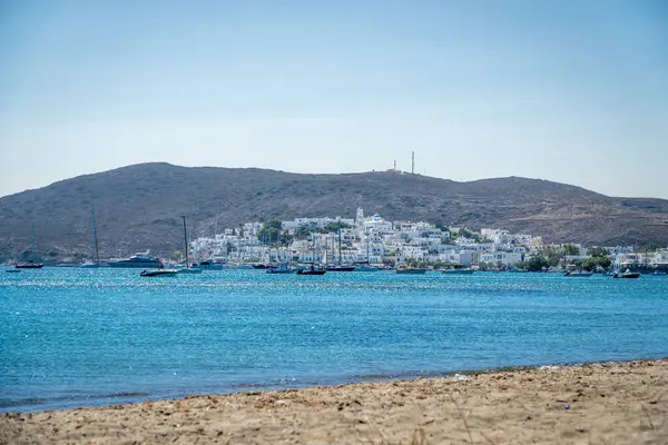 Milos的Adamantas Fenerbahce从Papikinou海滩拍摄的全景 — 图库照片