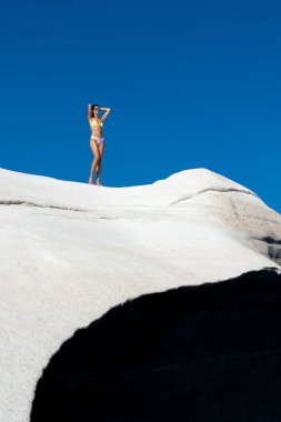 Milos Adası, Sarakiniko sahilinde bikinili bir manken.