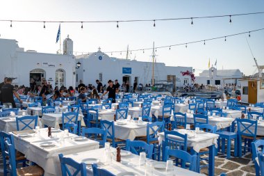 Naoussa, Paros, Yunanistan 'da restoran masaları akşam yemeği için hazırlandı