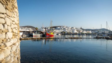 Naoussa köyünün panoramik manzarası, Paros