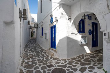 Parikia 'nın taşlaşmış sokakları Paros, Yunanistan