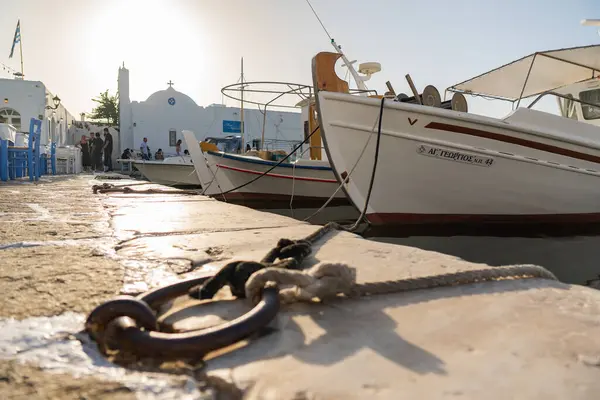 Gemi Naoussa, Paros limanına demirlemiş.