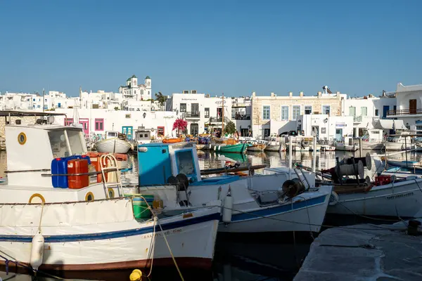 Naoussa limanına demirlemiş gemiler, Paros