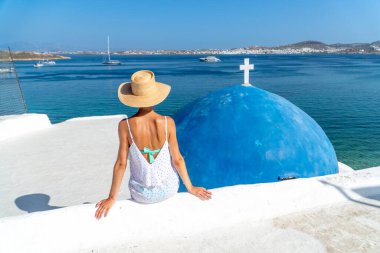 Yunanistan 'ın Paros kentindeki St. John' s Deti Manastırı 'nda oturan kadın