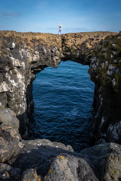 Женщина Позирует Каменной Арке Море Арнарстапи Исландия — стоковое фото