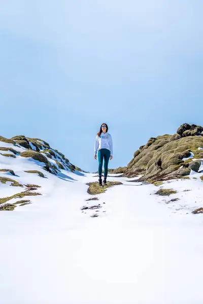 Жінка Спиною Засніженій Дорозі Сонячний День Ісландії — стокове фото