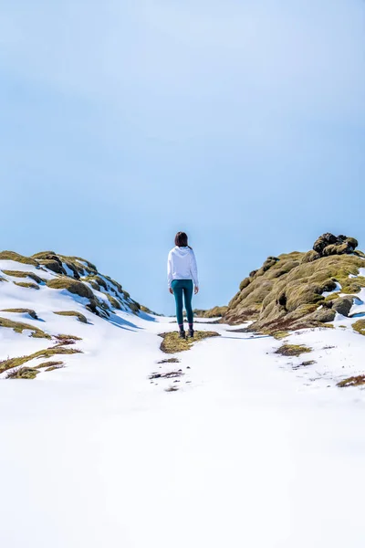 Жінка Спиною Засніженій Дорозі Сонячний День Ісландії — стокове фото