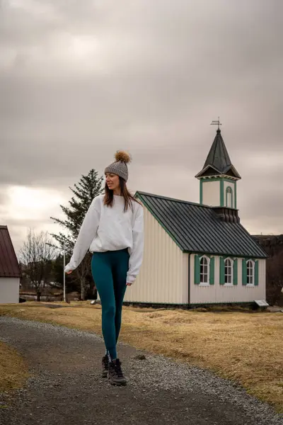 Жінка Вовняним Капелюхом Церкві Тінквіллі Ісландія — стокове фото