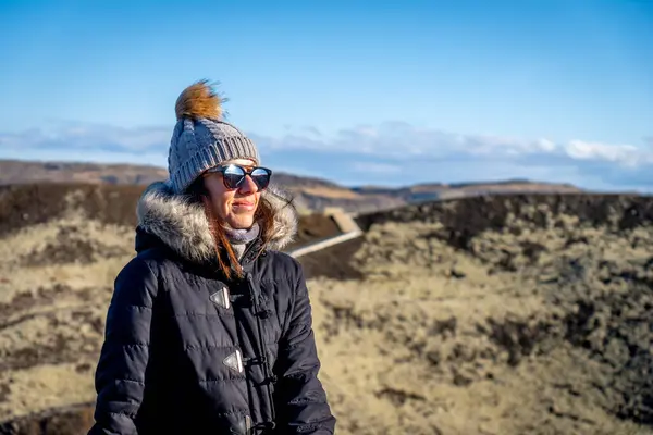 Жінка Чорним Пальто Лавовому Полі Ісландії — стокове фото