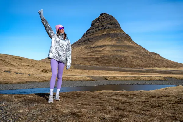 Жінка Металевою Курткою Кіркхуфеллі Ісландія — стокове фото