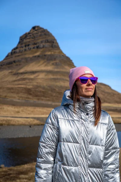 Жінка Металевою Курткою Кіркхуфеллі Ісландія — стокове фото