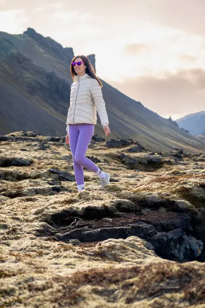 Жінка Фіолетовими Легінсами Йдуть Лавовому Полі Ісландія — стокове фото