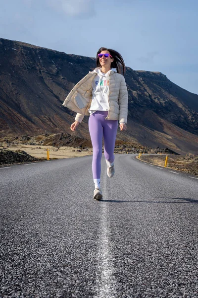 Жінка Біжить Фіолетових Легінсах Дорозі Ісландії — стокове фото