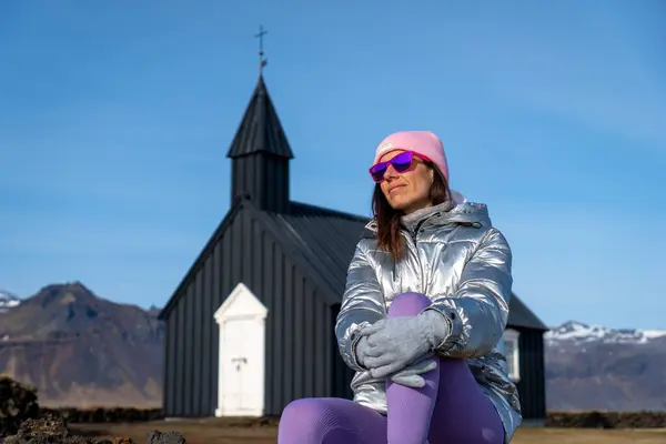 Жінка Металевим Пальто Чорній Каплиці Будакеркья Ісландія — стокове фото