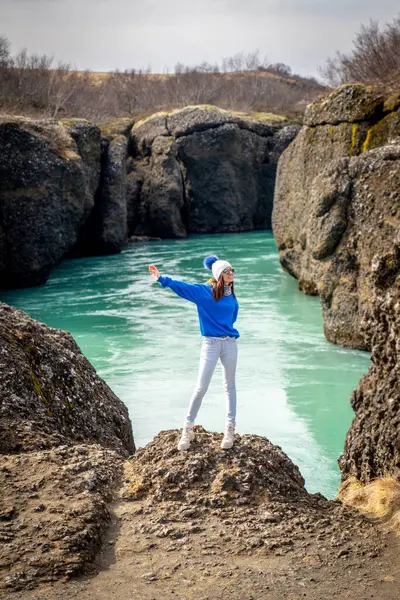 Жінка Позує Каньйоні Юхлод Ісландії — стокове фото
