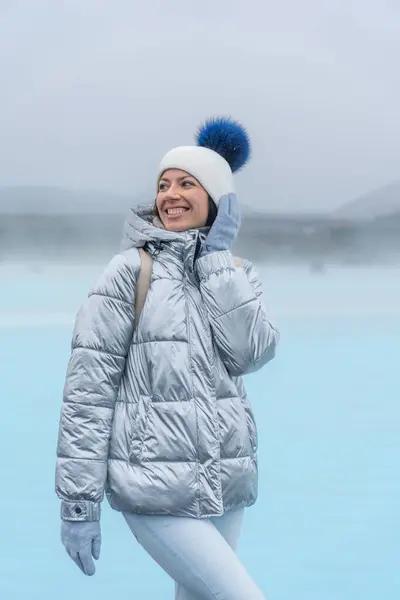 Жінка Позує Металевою Курткою Блакитній Лагуні Ісландія — стокове фото
