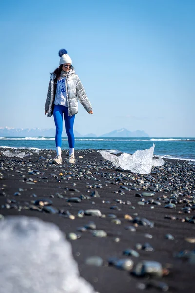 Жінка Йде Діамантовому Пляжі Ісландія — стокове фото