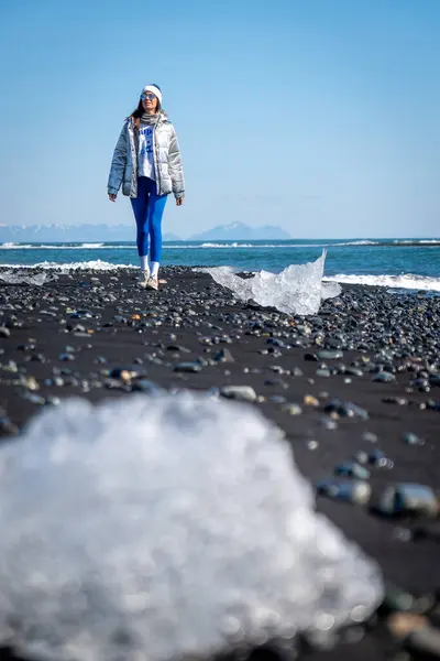 Kvinna Promenader Diamond Beach Island — Stockfoto