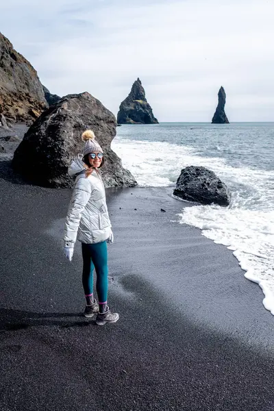 Женщина Серебряном Пальто Шапке Черном Пляже Рейнисфьяра Исландия — стоковое фото