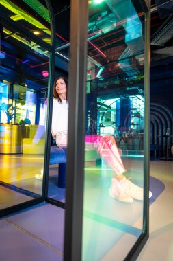 Metalik pantolonlu, neon renkli, San Sebastian 'lı bir model.