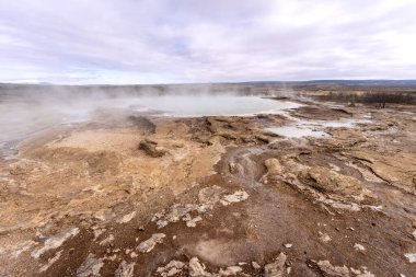 İzlanda 'da gün batımında Geysir Parkı