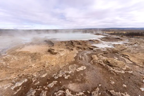 İzlanda 'da gün batımında Geysir Parkı