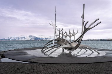 İzlanda, Reykjavik 'te Güneş Gezgininde Mor Gün Batımı