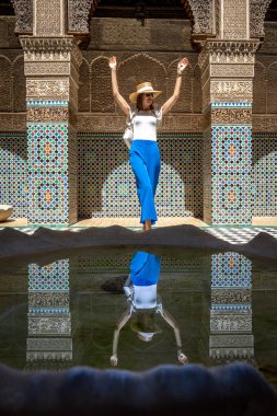El Attarine Madrassa 'daki Genç Kadın, Fas' taki Fas Tarihi Sitesi 'nde Şık Ziyaretçi