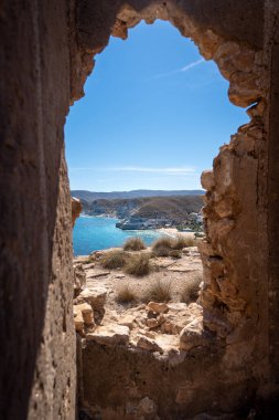 Güneşli Mavi Deniz manzaralı Harabelerdeki Pencere