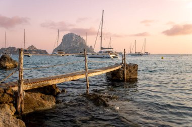 Cala DHort ve Es Vedra adacığı, İbiza 'daki küçük ahşap iskele manzarası.