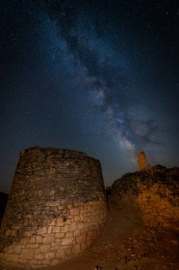 Samanyolu Oliete Teruel 'deki İber Köyü üzerinde