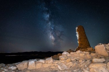 Samanyolu Oliete Teruel 'deki İber Köyü üzerinde