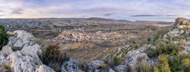 Oliete Köyü ve Çevre Dağları Ultra Panoramik Manzarası