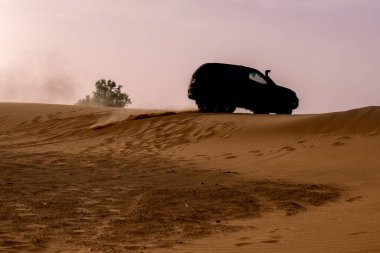 Çöl 'de Küçük Kum Kumuluna Giren Araba Silueti, Fas