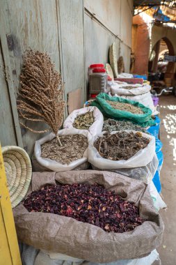 Risani geleneksel pazarı Fas 'ta düzensiz baharat çuvalları