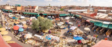 Marakeş, Fas 'taki Vibrant Spice Square' in gündüz panoramik görüntüsü