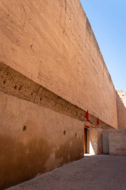 Marakeş 'teki El Badii Sarayı girişi İki Ulusal Bayrak, Fas tarafından korunuyor.
